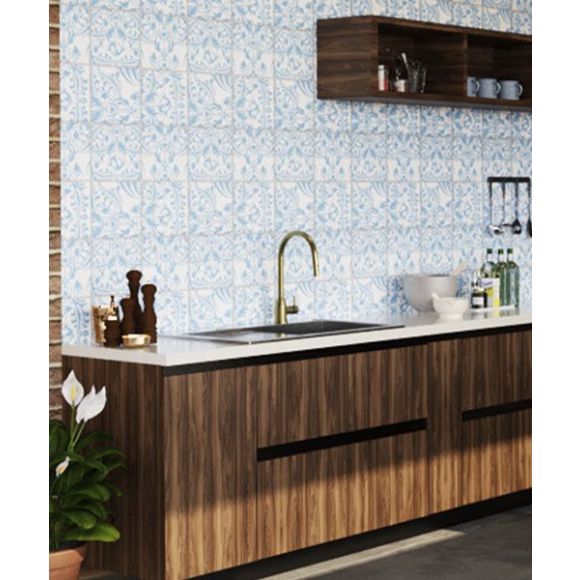 Cocina integral moderna con elementos tradicionales como azulejos y madera